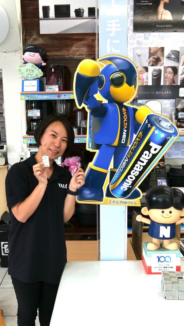 【電池教室を開催しました🔋】

昨日は当店にて「電池教室」を開催しました🌻
当店初の試みでしたが、大盛況で終えられました☺️

電池作り以外にも、
・冷蔵庫引き出しやすさ体験
・ビストロオーブンレンジ「熱風フライコロッケ」ご試食
・おどり炊きのお話&ビストロ炊飯器で炊いたごはんをご試食
・LUMIXで記念撮影

などとてんこ盛りなイベントでした🧡笑

終わった後、ご参加いただいた親御様から、
「帰ってからも電池の話を自慢気にお話ししていた」
「家に着いたら今日は楽しかった〜と言っていた」
「今、電池教室の内容を自由研究のレポートにまとめています」
と嬉しいお言葉をいただきました🥹✨

私もすごく楽しい時間を過ごさせていただきました。

ご参加いただいた皆様、ありがとうございました☺️

また来年も開催しようと思います！

#こやまでんき #パナピットこやまでんき #夏休み #自由研究 #宿題 #電池教室 #電池 #エボルタ #エボルタくん